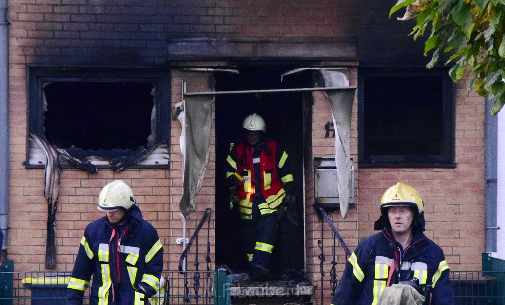 Feuer 2 Vollbrand Reihenhaus Roggendorf Berrischstr P188.JPG - Miklos Laubert